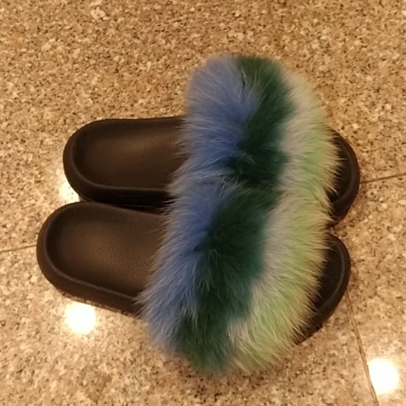 Fluffy Raccoon Fur Sandals - Picture 5 of 6